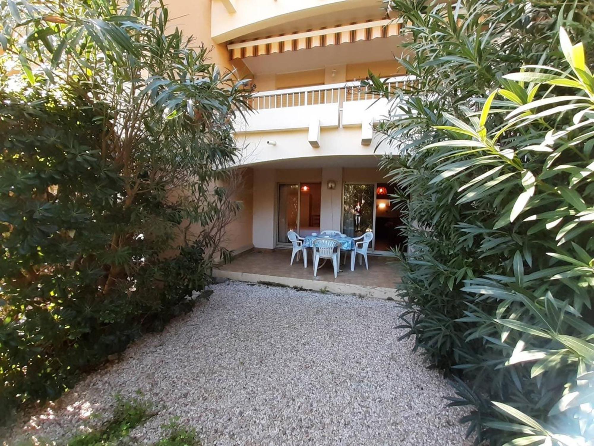 Appartement Avec Terrasse Et Garage, 250m - - Fr-1-251-719
